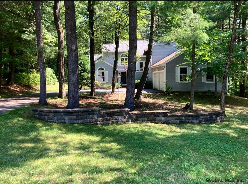 848 Red Oak Dr, Niskayuna, NY 12309