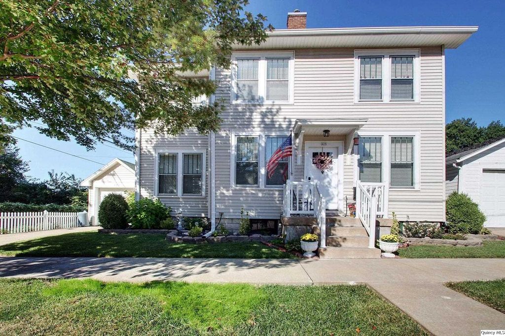 425 N 22nd St, Quincy, IL 62301