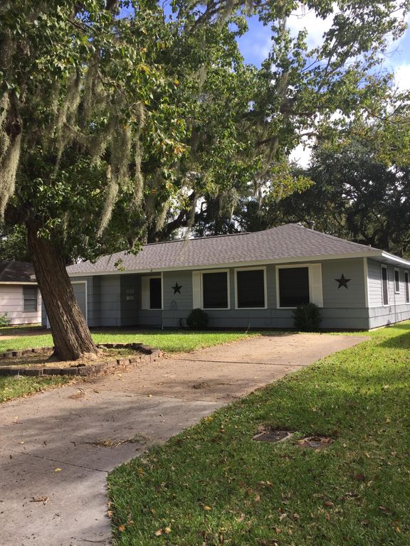 833 Magnolia St, Lake Jackson, TX 77566