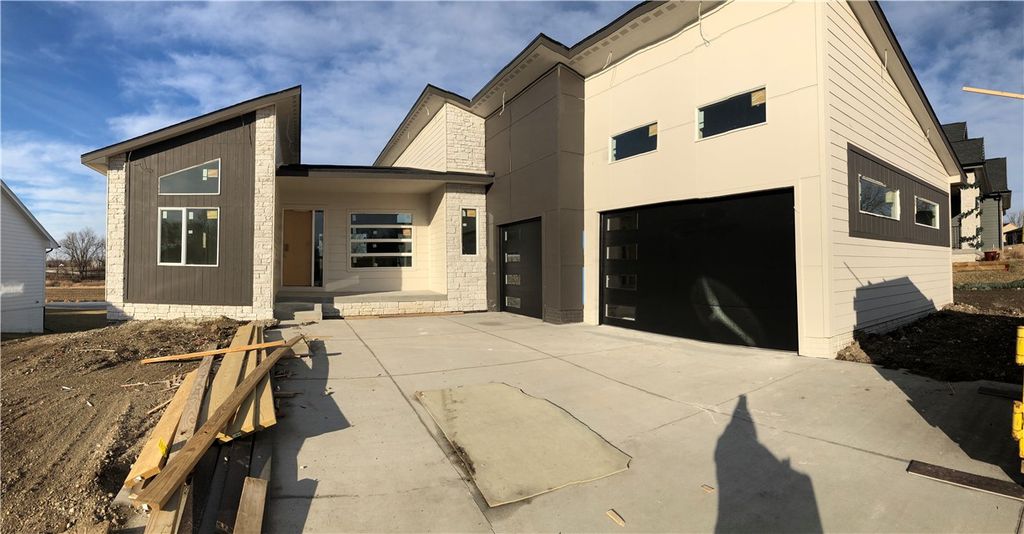 15511 Springbrook Trl, Urbandale, IA 50323