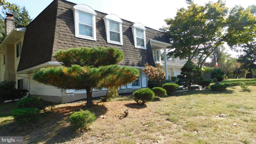 3 Strathmore Dr, Cherry Hill, NJ 08003