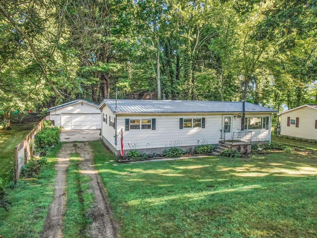 08735 W Shore Dr, Grand Junction, MI 49056