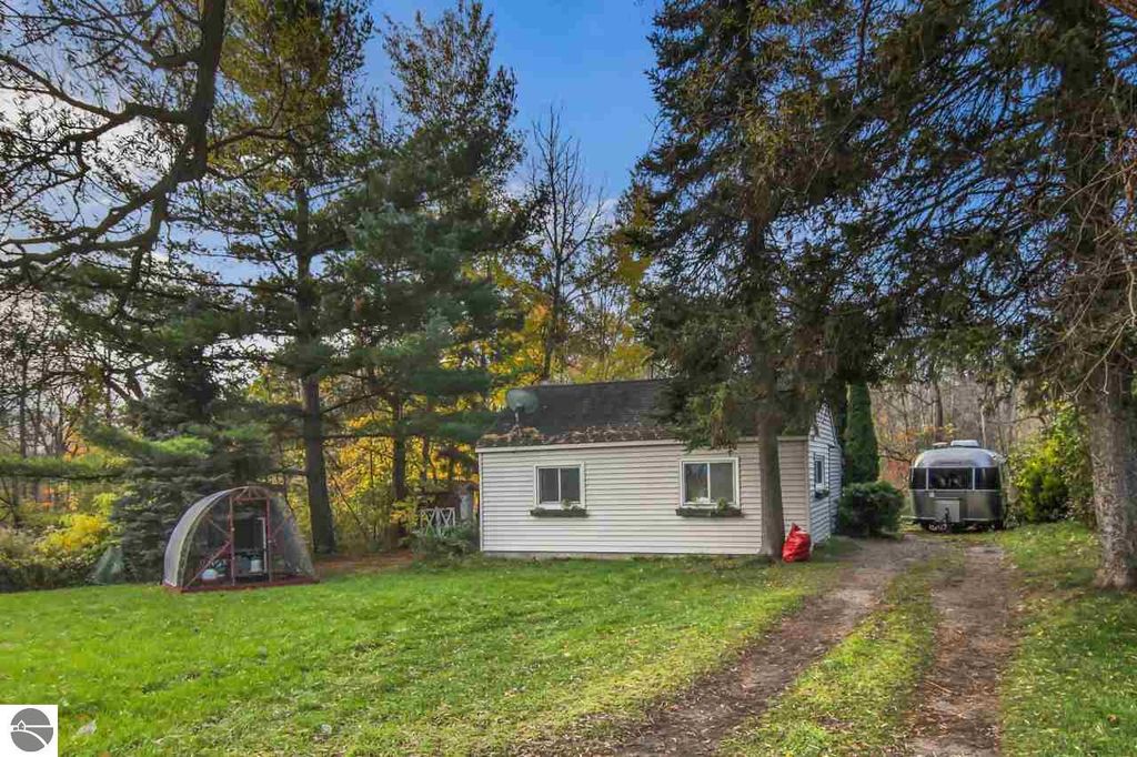 10694 E Traverse Hwy, Traverse City, MI 49684