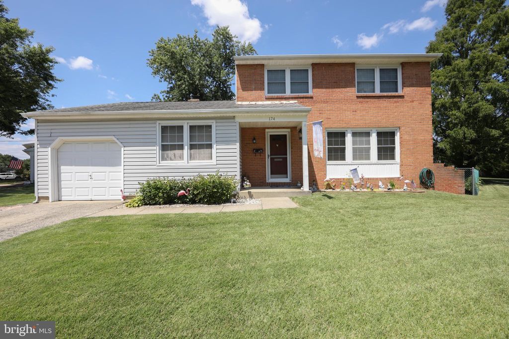 174 Schoolhouse Ln, Mount Laurel, NJ 08054