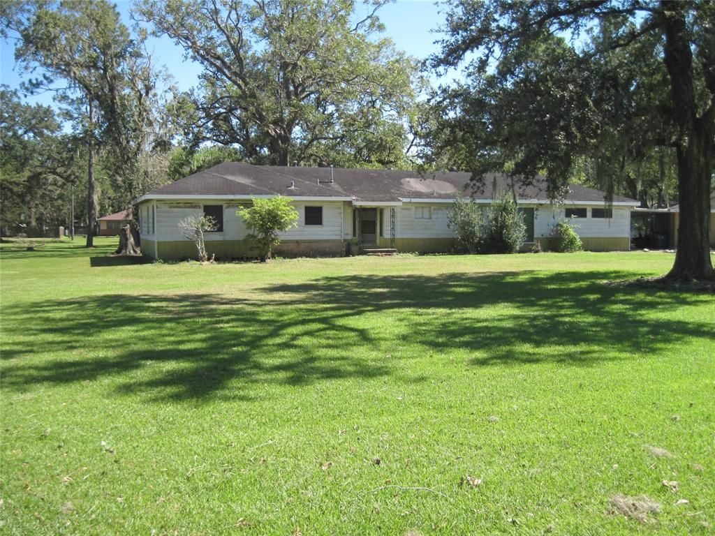908 E 2nd St, Sweeny, TX 77480