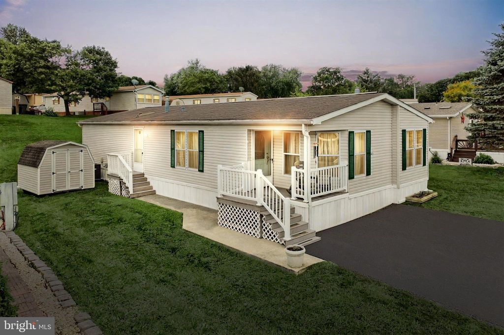 211 Robin Dr, Red Lion, PA 17356