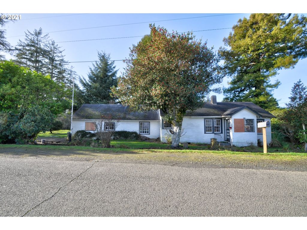 349 Lake Dr, Hammond, OR 97121