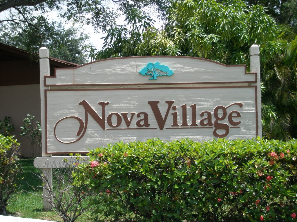 2201 Nova Village Dr, Davie, FL 33317