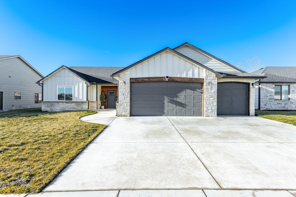 435 Sweetwater Rd, Maize, KS 67101