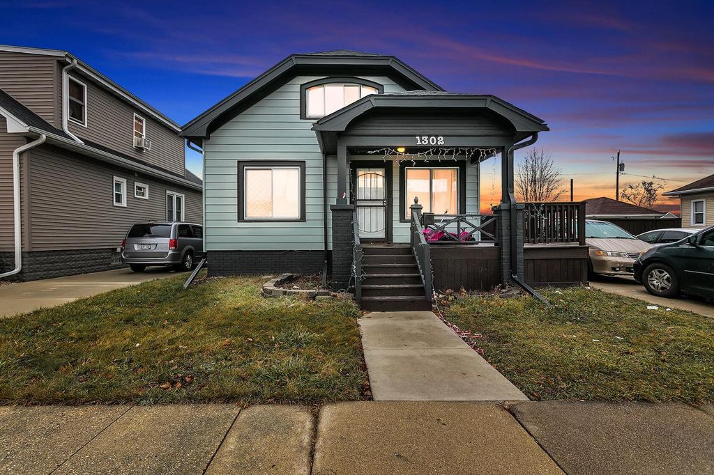 1302 Layard AVENUE, Racine, WI 53402