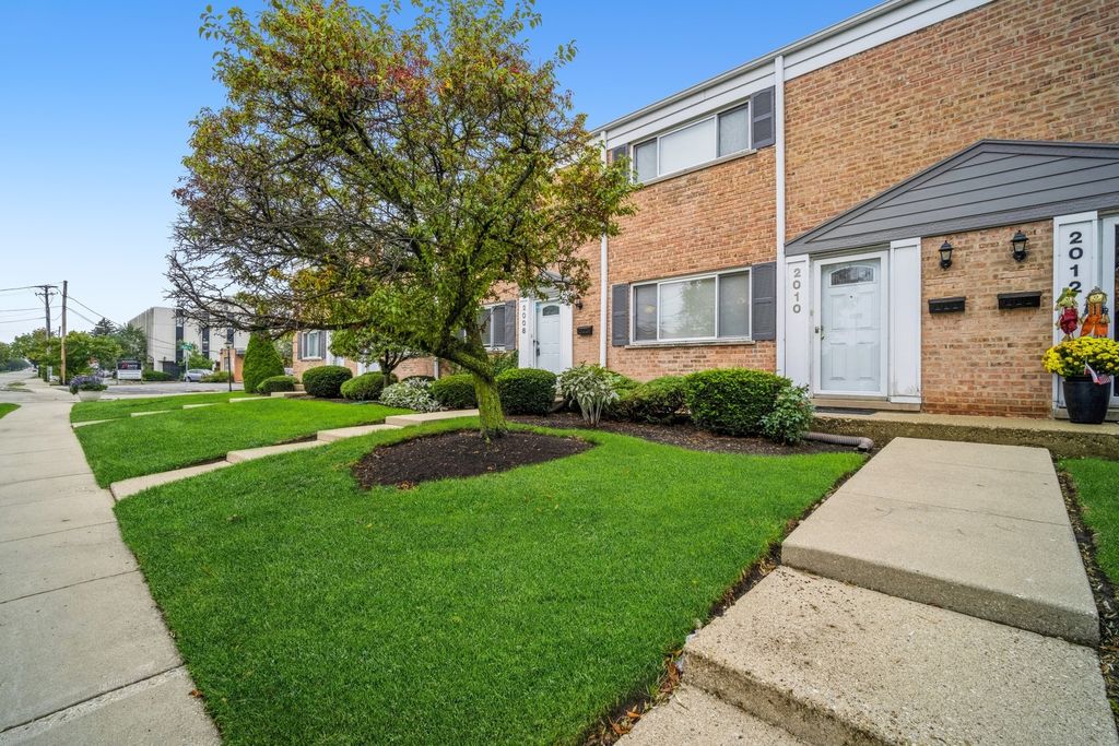 2010 Maple Ave, Northbrook, IL 60062