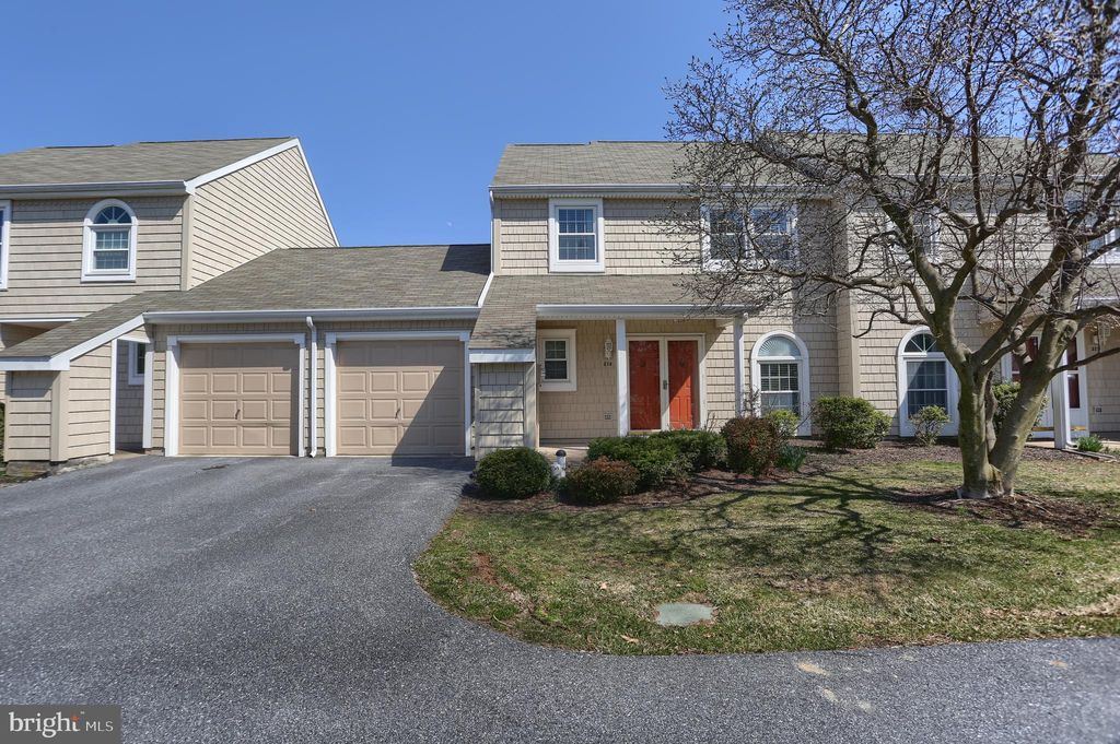 218 Crescent Dr, Hershey, PA 17033