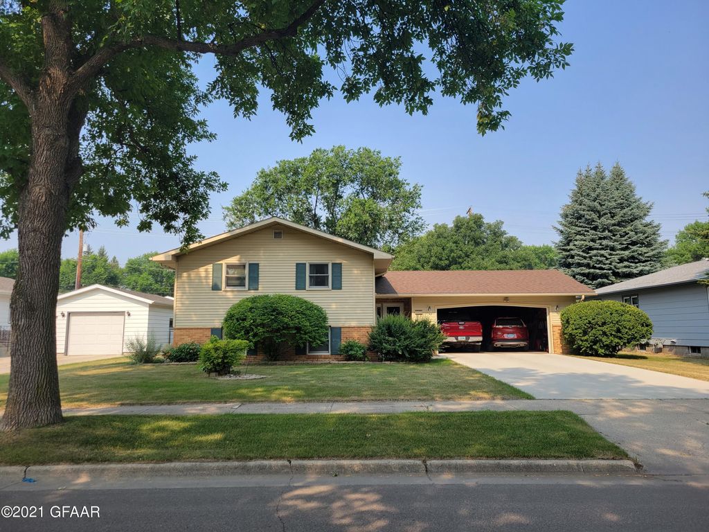 1606 S 18th St, Grand Forks, ND 58201