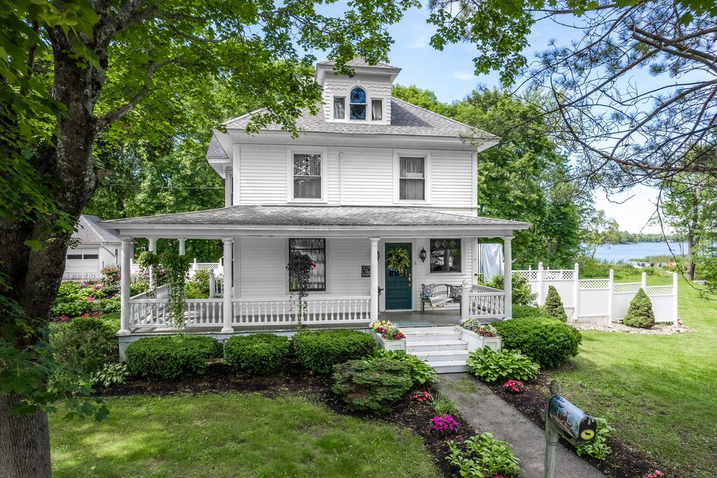 16 Sebasticook Ave, Newport, ME 04953