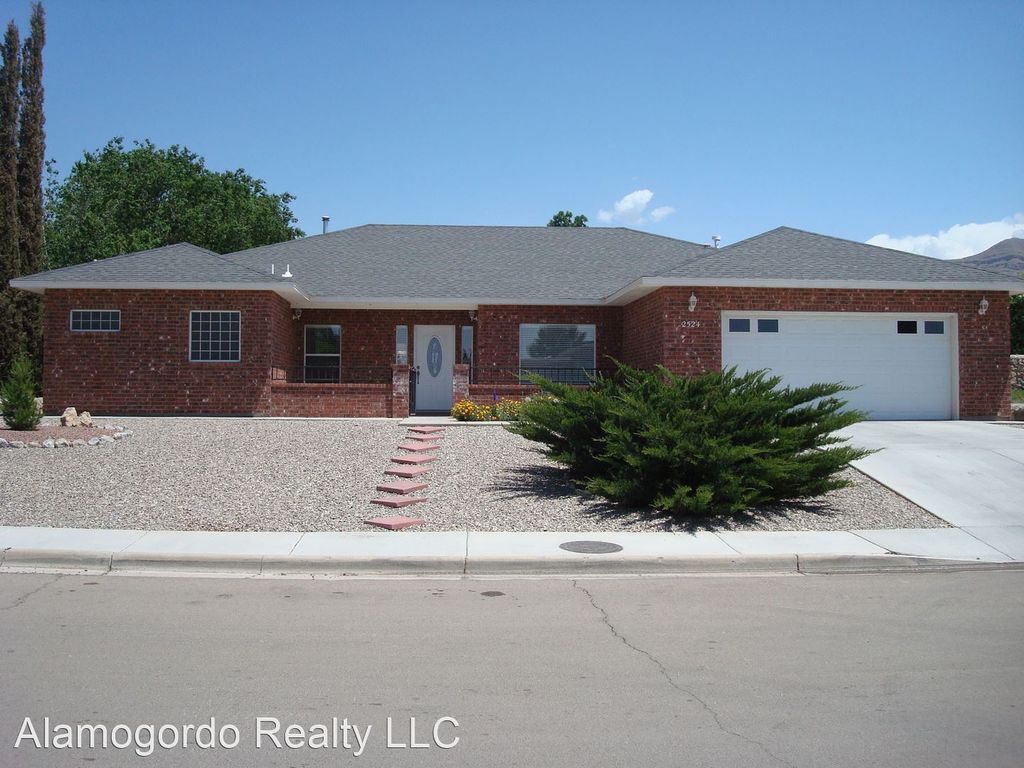 2524 Desert Hills Dr, Alamogordo, NM 88310