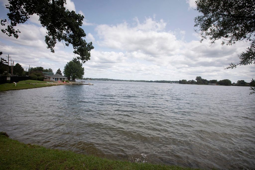 9206 Main St #A, Whitmore Lake, MI 48189