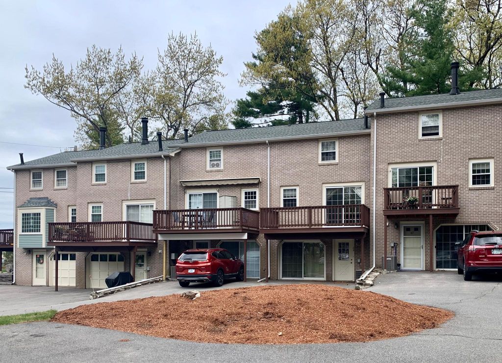 68 Cannongate III, Nashua, NH 2 Bed, 1.5 Bath Townhouse 9 Photos