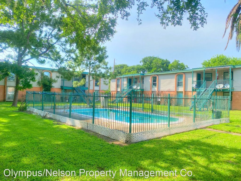 130 Oyster Creek Dr #24, Lake Jackson, TX 77566