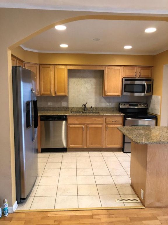 435 Ridge Rd #208, Wilmette, IL 60091