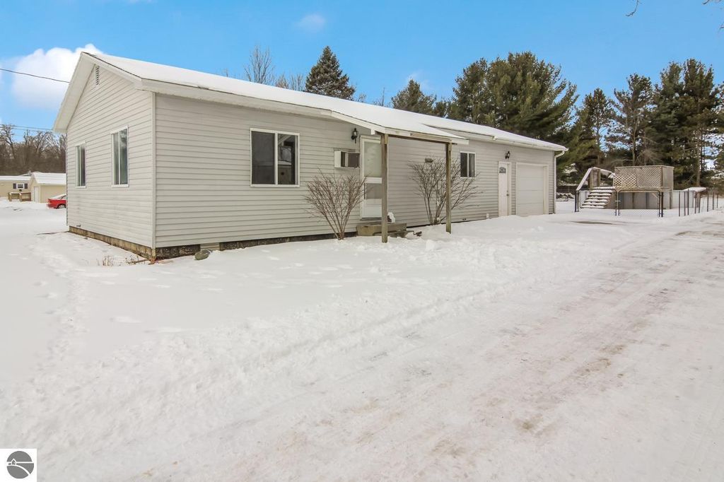 5278 Mobile Trl W, Traverse City, MI 49685