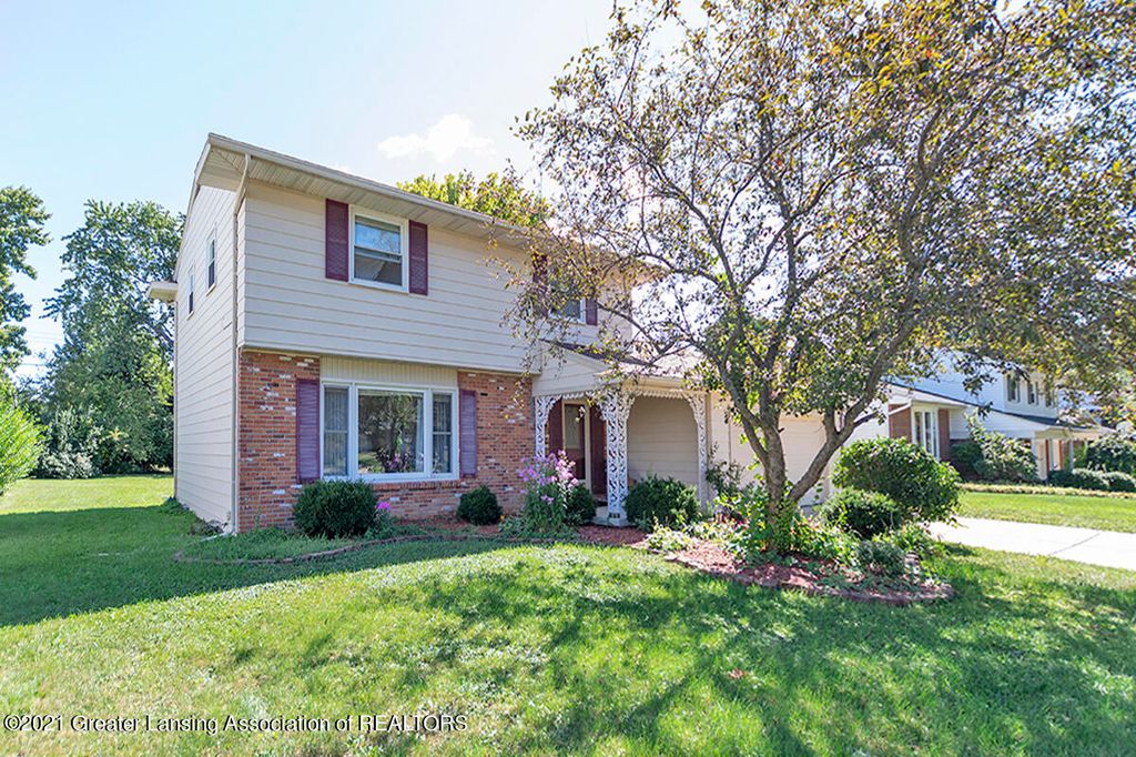805 Princeton Dr, Lansing, MI 48917