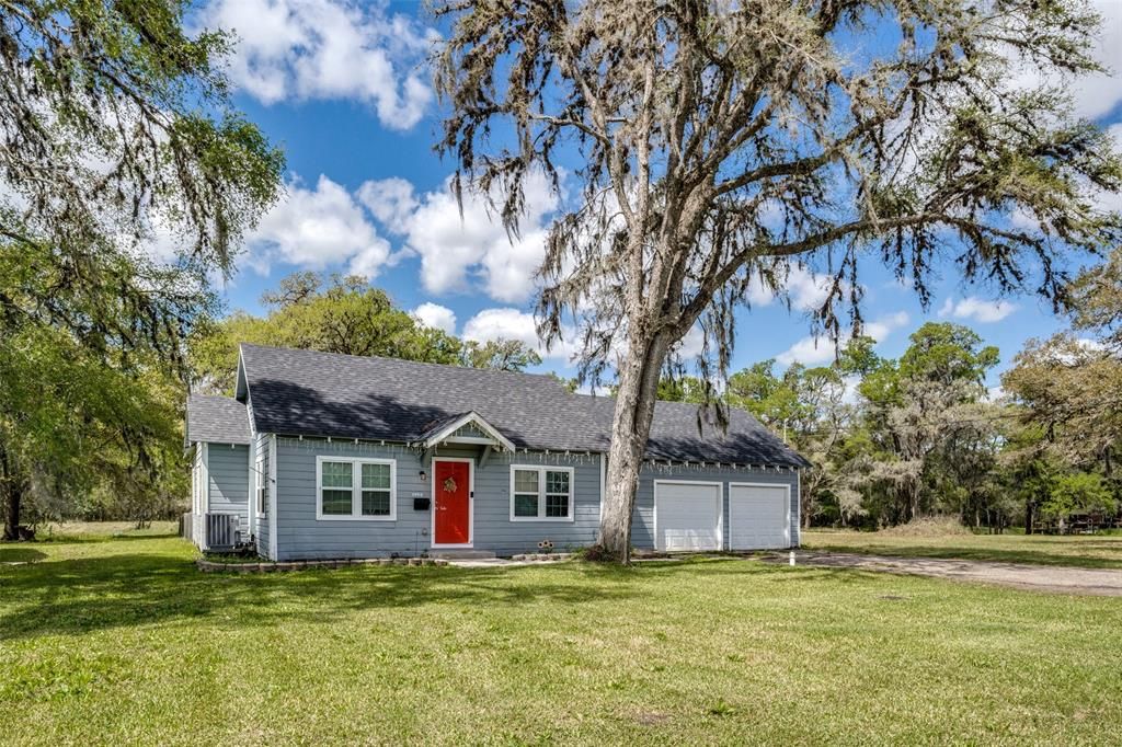 1060 S Columbia Dr, West Columbia, TX 77486