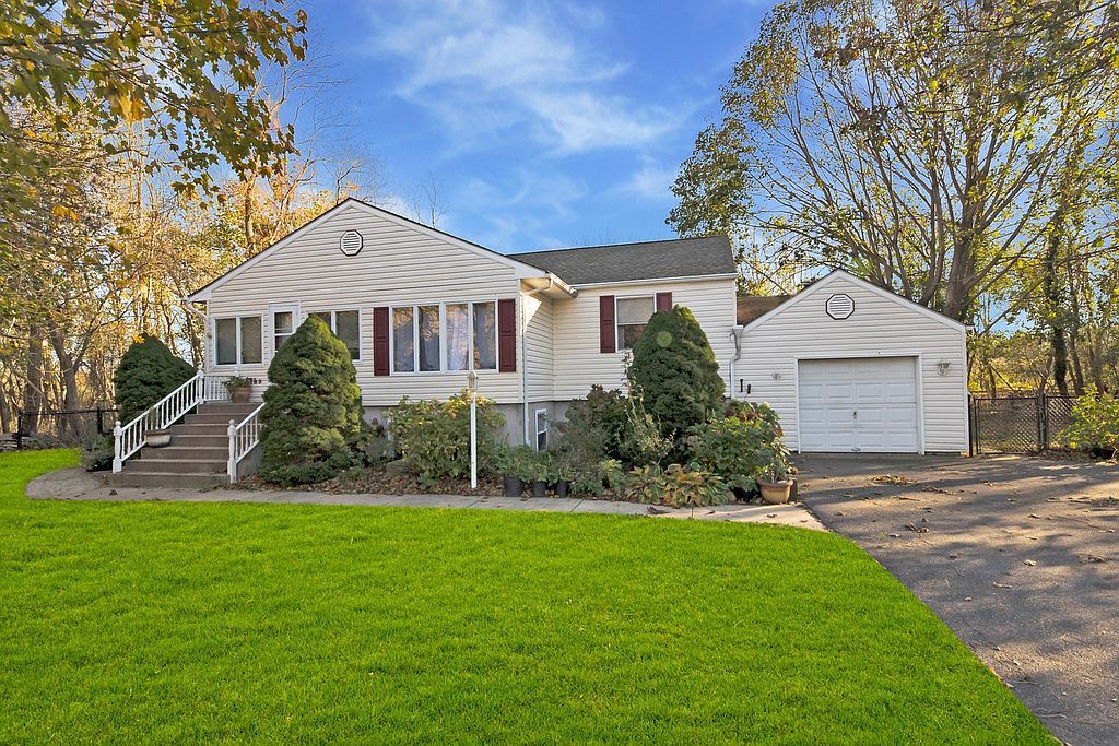 185 Stanley Rd, Mattituck, NY 11952