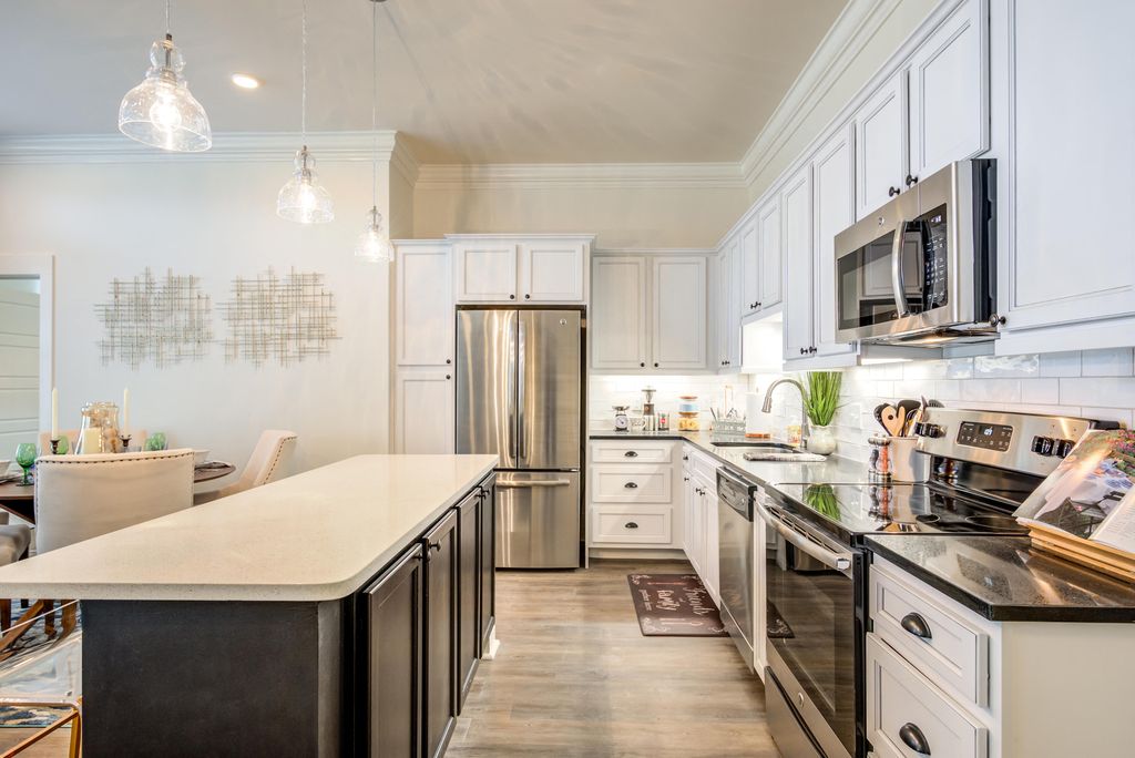 4851 Meadowbrook Pkwy, Prairie Village, KS 66207