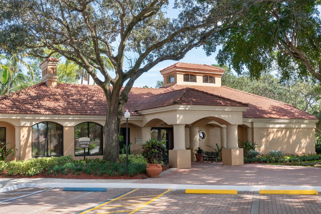 3495 Pinewalk Dr N, Pompano Beach, FL 33063