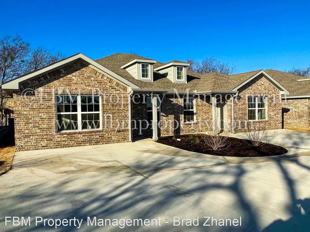 1050 E Burnett St, Ennis, TX 75119