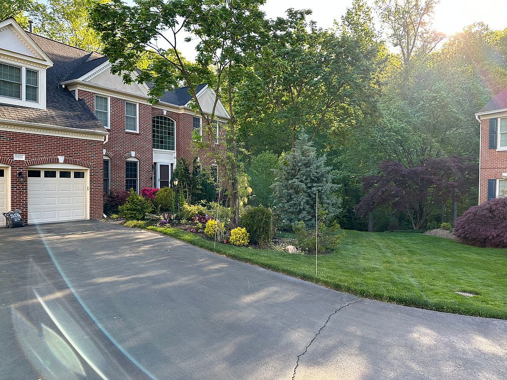 7909 Bressingham Dr, Fairfax Station, VA 22039
