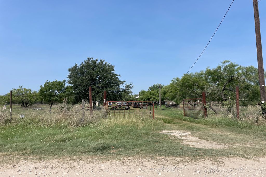 208 County Road 6847, Lytle, TX 78052 Trulia