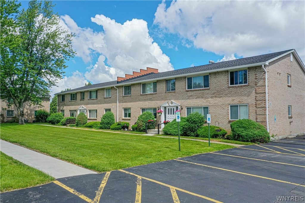 135 Old Lyme Dr #8, Amherst, NY 14221