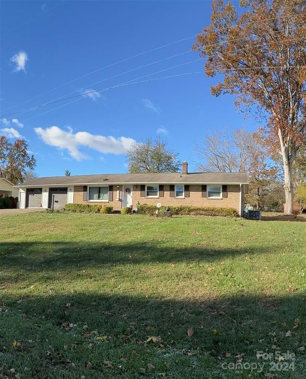 2002 34th Avenue Dr NE, Hickory, NC 28601