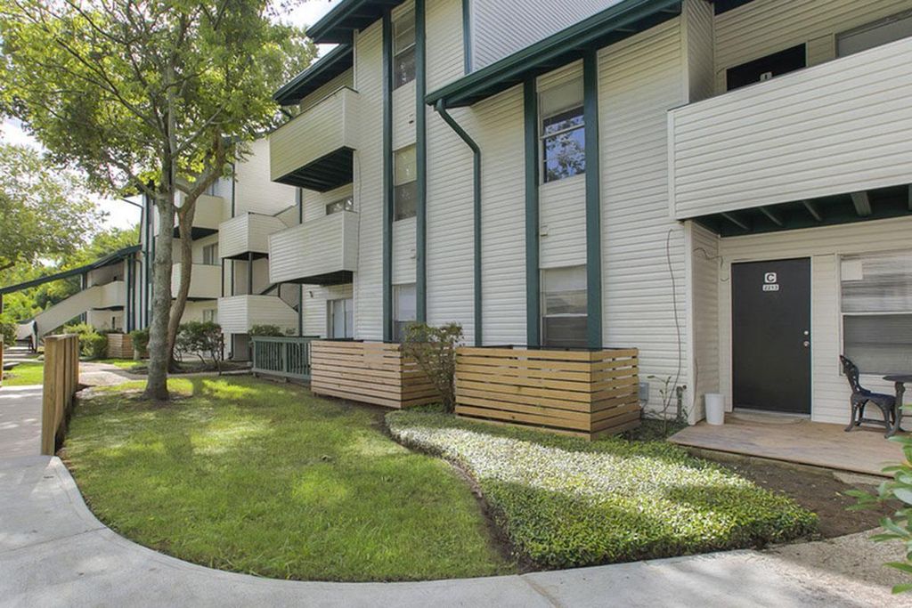 2100 Springbrook Ln, New Orleans, LA 70114