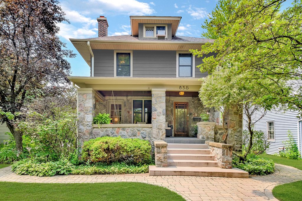 835 N Ellsworth St, Naperville, IL 60563