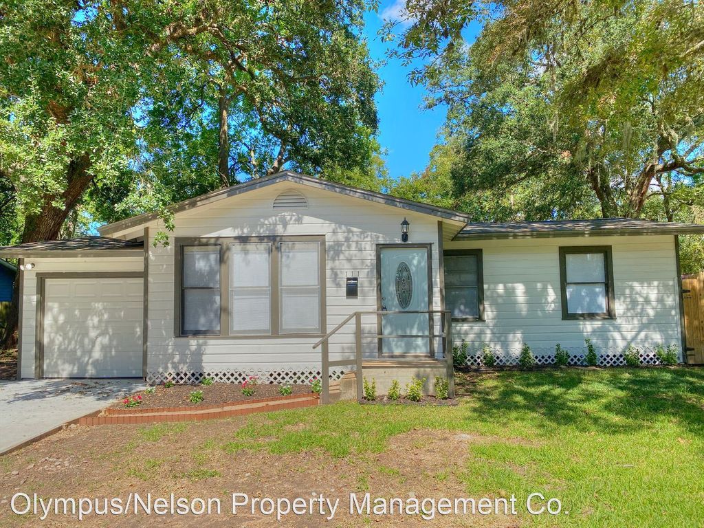 111 Jasmine St, Lake Jackson, TX 77566