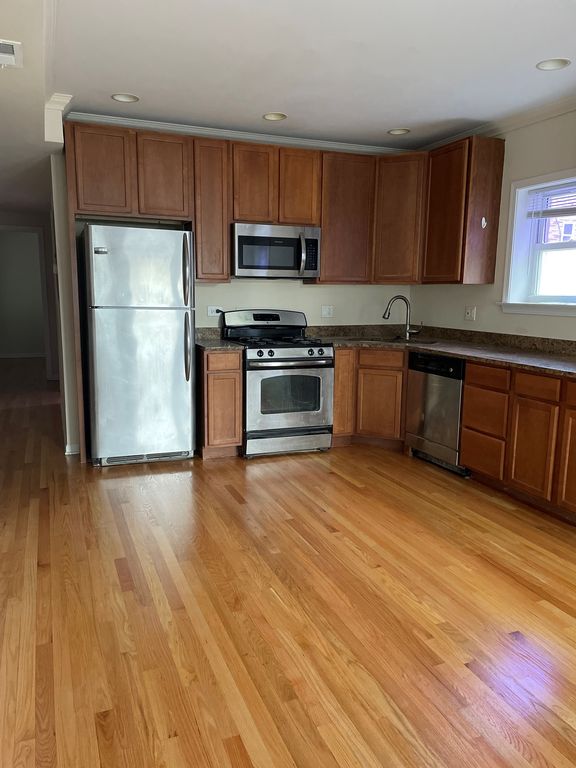 2852 W Rosemont Ave, Chicago, IL 60659