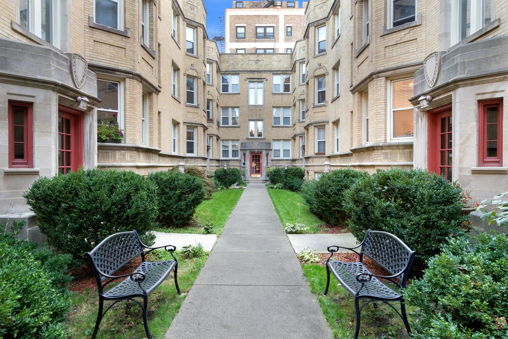 6811 N Lakewood Ave #1E, Chicago, IL 60626