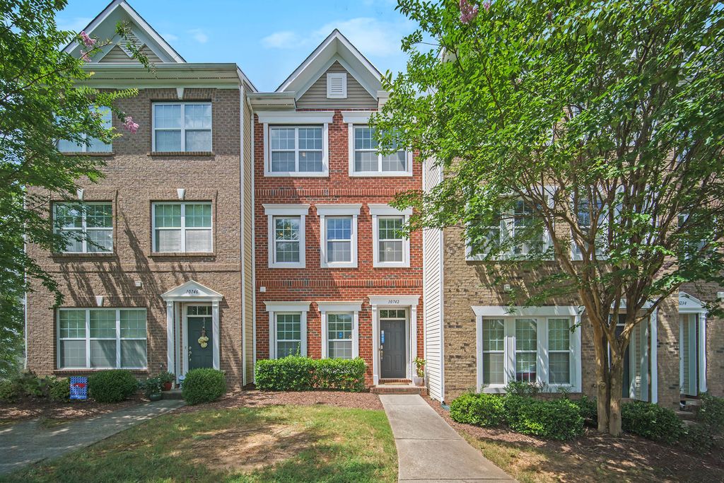 10742 Kemptown Sq, Charlotte, NC 28227