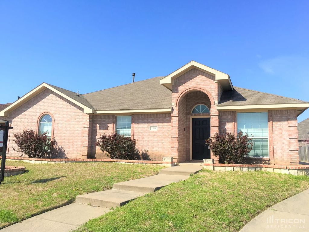 1205 Rio Vista Dr, Desoto, TX 75115