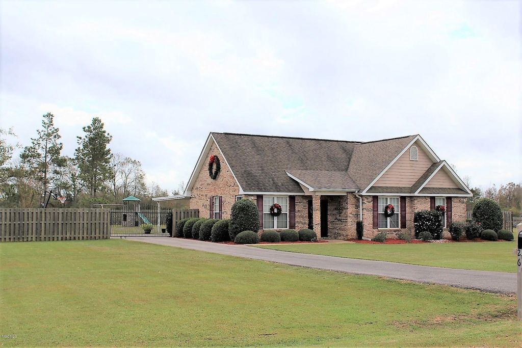 126 Pete Pitts Ln, Lucedale, MS 39452