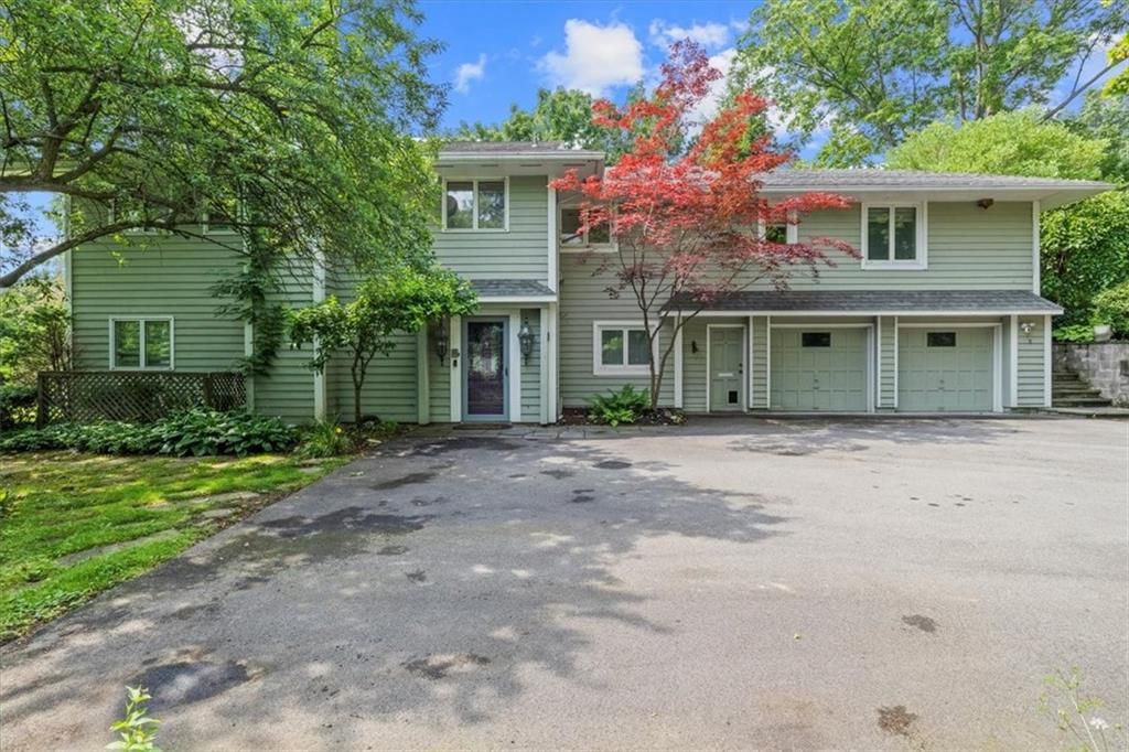 8 Elmwood Hill Ln, Rochester, NY 14610