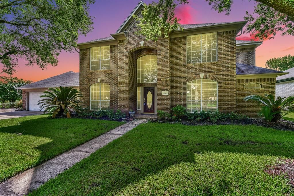 3028 Country Club Dr, Pearland, TX 77581
