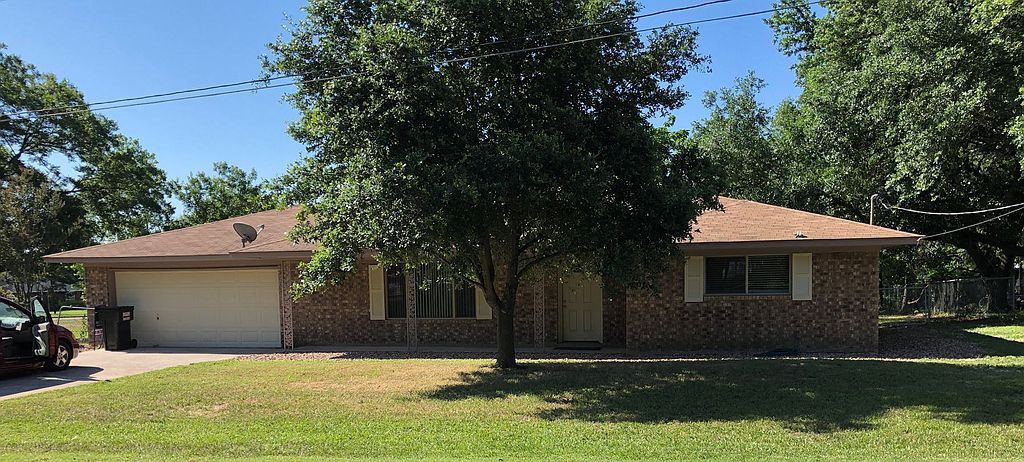 809 7th St, Lexington, TX 78947