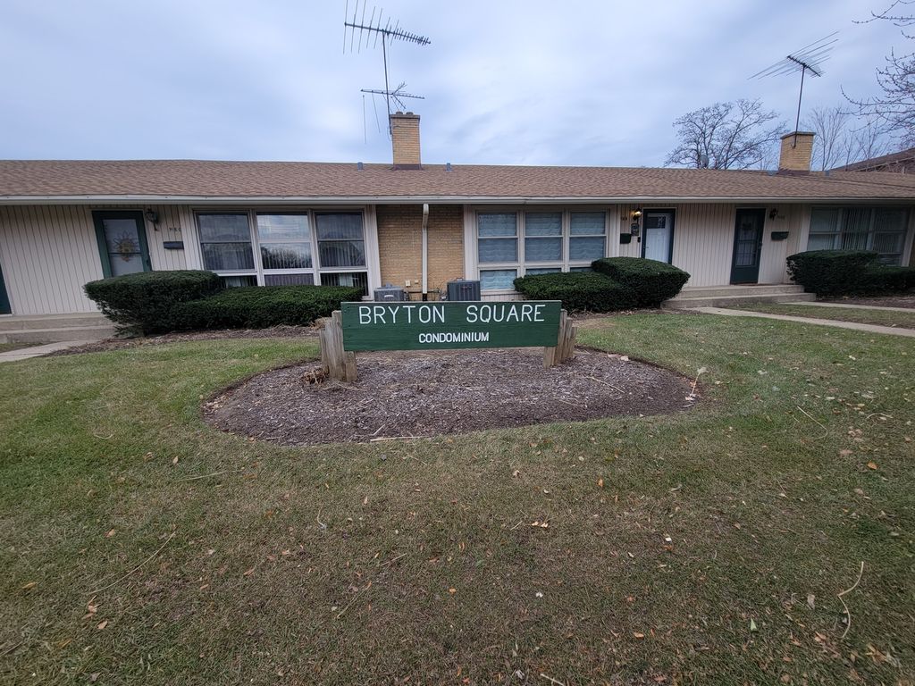 918 N Milwaukee Ave #E, Libertyville, IL 60048