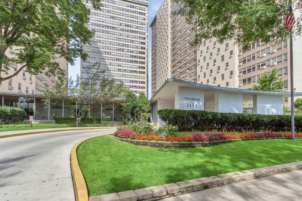 3950 N Lake Shore Dr #320, Chicago, IL 60613