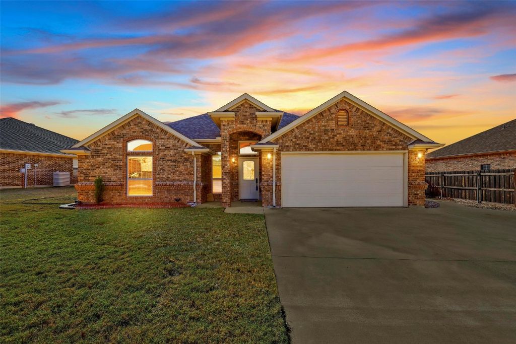 2305 Springhill Ct, Mineral Wells, TX 76067