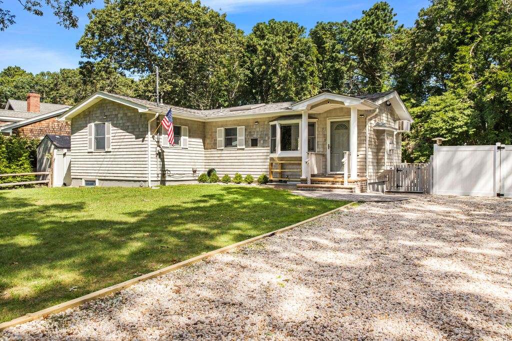 19 Lakewood Ave, East Quogue, NY 11942