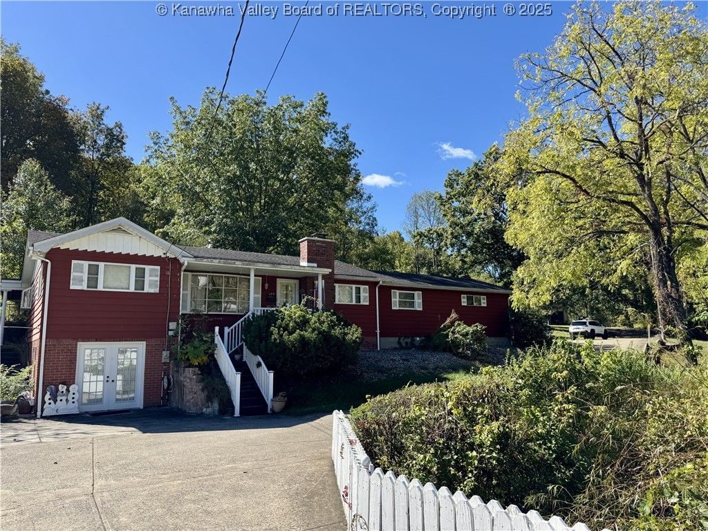 177 Clark Dr, Nitro, WV 25143